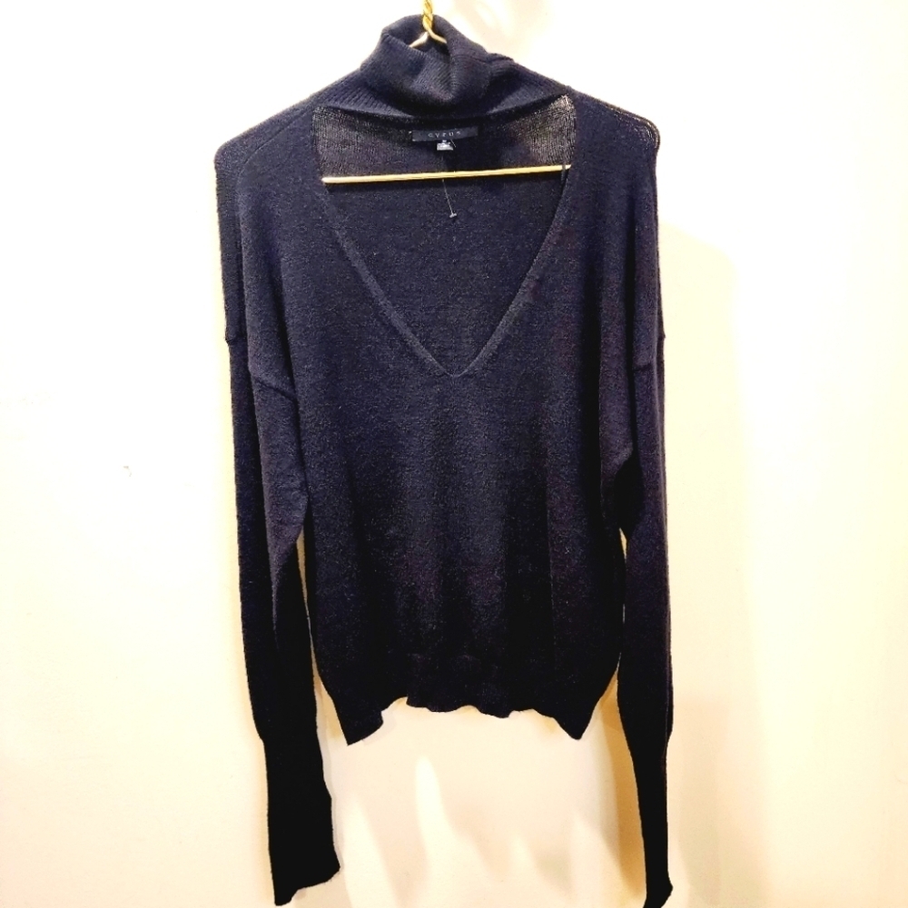 CYRUS Black VNeck Turf Long Sleeves Sweater size M
